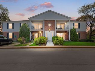 987 Golf Course Rd APT 8, Crystal Lake, IL 60014