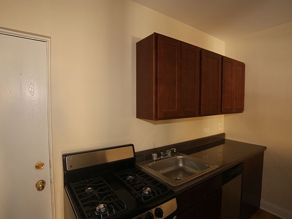 3rd image of 823 W Cornelia Ave APT 118