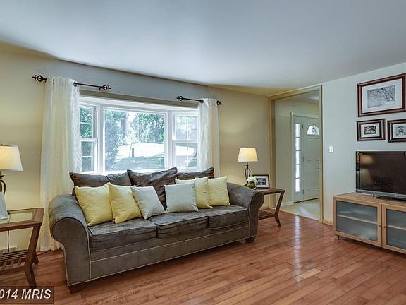 3rd image of 7454 Maple Ct