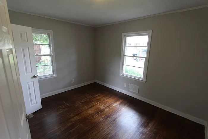 504 W Elliott St — Photo 7