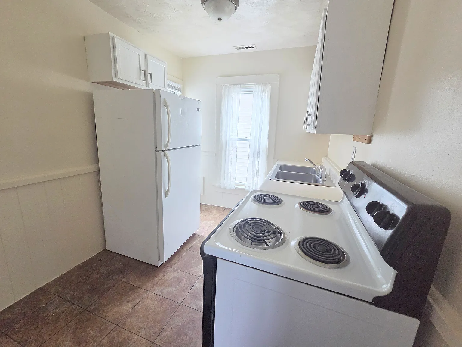 2 bed, 1.5 bath, $895 — Photo 4