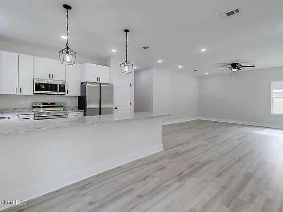 5th image of 13490 Dee Ave