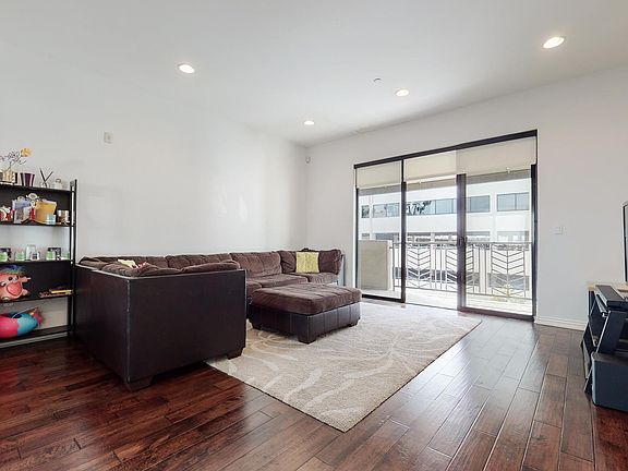 5th image of 230 S Jackson St APT 306