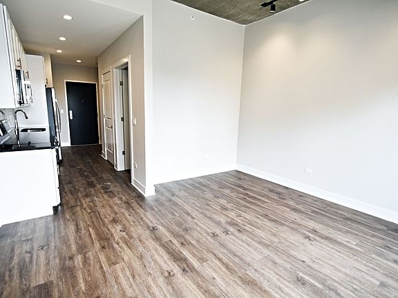 3rd image of 3817-45 N Broadway St #3833-610