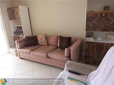 5th image of 3104 Oakridge Dr #V