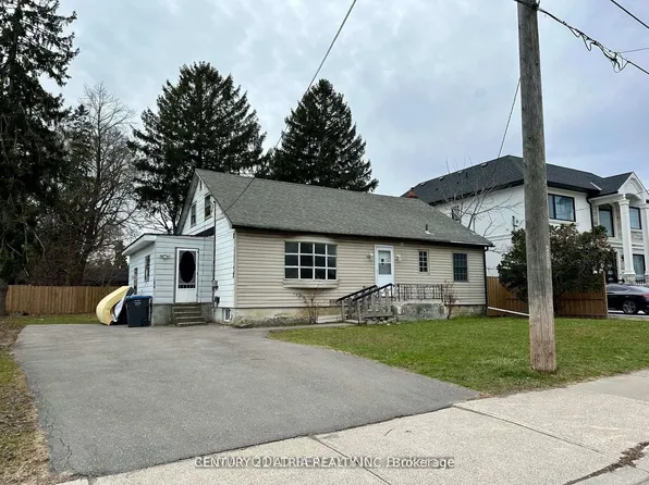 1070 Fergus Ave, Mississauga, ON L5E 2P1