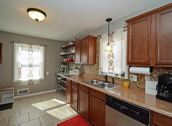 3rd image of 534 Larpenteur Ave E