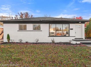 22900 Playview St, Saint Clair Shores, MI 48082