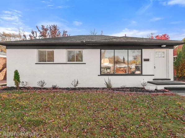 22900 Playview St, Saint Clair Shores, MI 48082