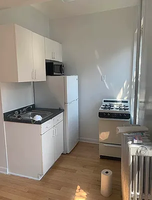 Rented by M.Grossman R.E. Management | media 2