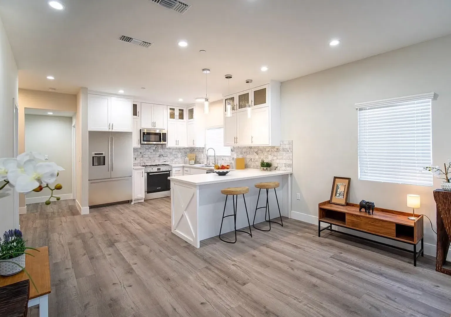 6841 Radford Ave — Photo 1