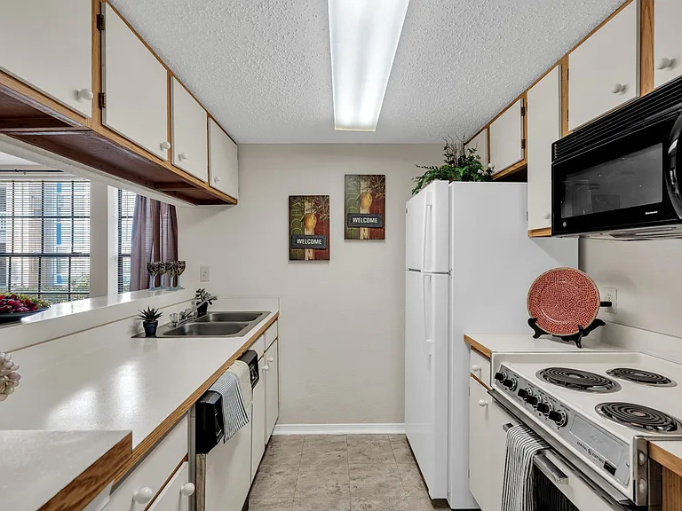 Seasons Apartments — Photo 13