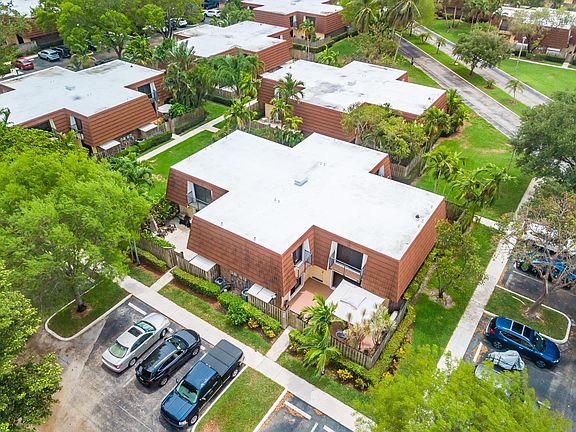 4th image of 739 NW 98th Cir