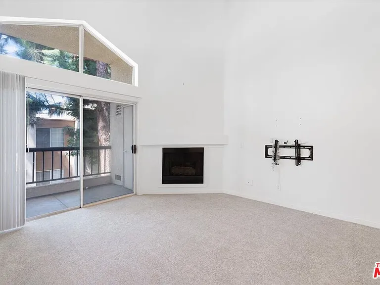 5530 Owensmouth Ave #316 — Photo 3