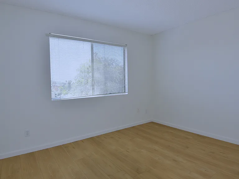 136 S Everett St #202 — Photo 9