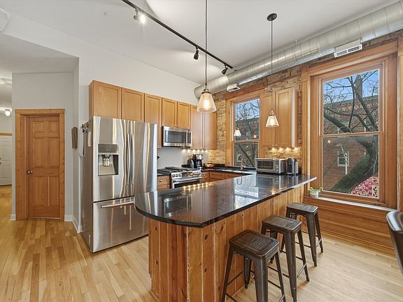 3rd image of 1925 W Division St #1