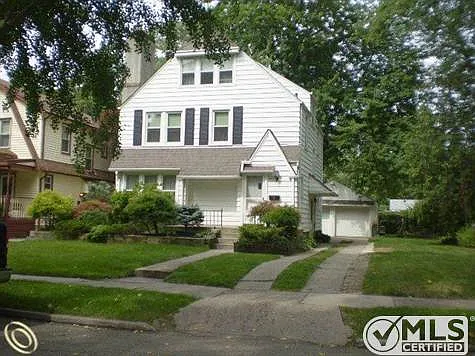 912 Irving Ave photo 1