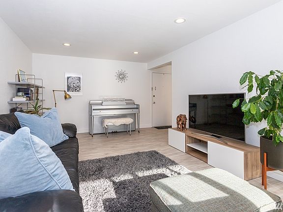 5th image of 12701 NE 9th Pl APT D201
