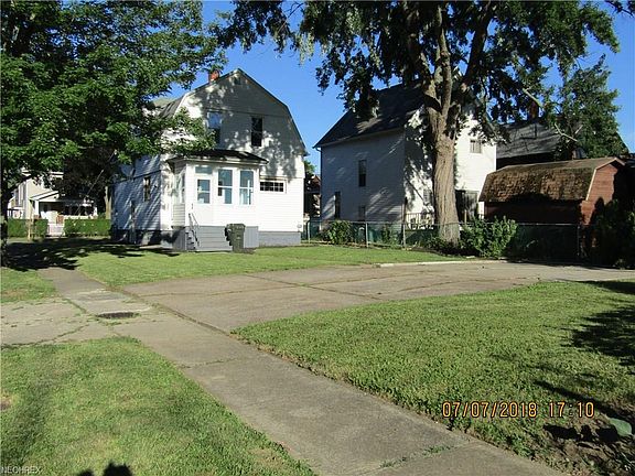 3rd image of 132 Harwood St