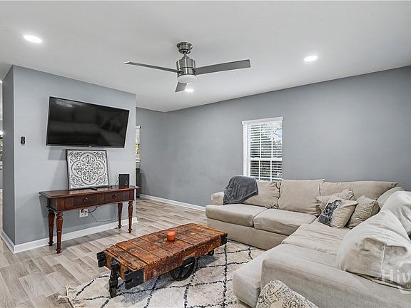5th image of 210 N Railroad Ave