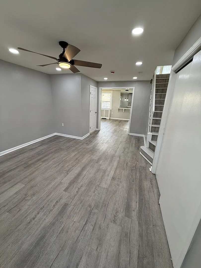 Beautiful 3 Bedroom Home Updated & Move In Ready — Photo 2