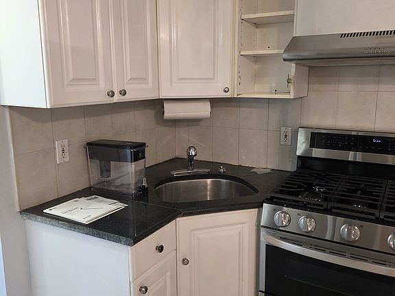 5th image of 2 Hillpark Ave