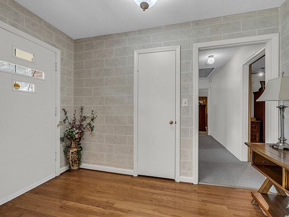 4th image of 617 Melville Ave