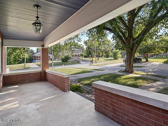 3rd image of 102 Forest Hill Ave