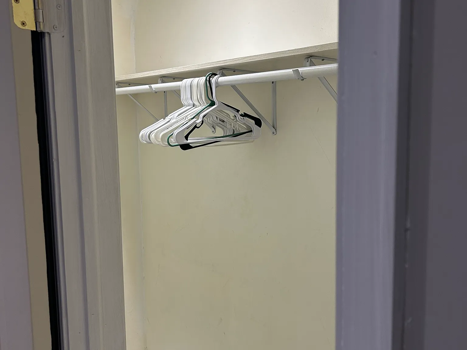 1 bed, 700 sqft, $1,200 — Photo 3