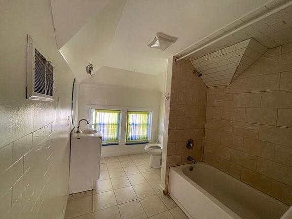 Large hallway bathroom on the 3rd floor