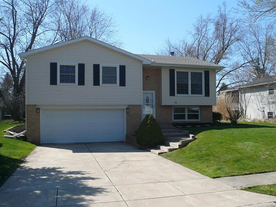 Beautiful curb appeal to this 3 bedroom, 2.5 bath bi-level home!
