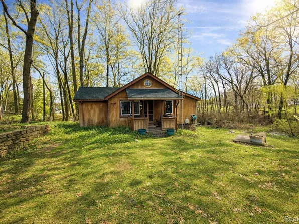 10044 Locust Dr, Fenton, MI 48430