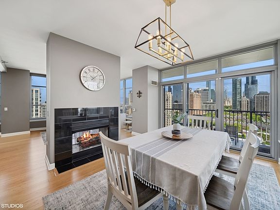 5th image of 1600 S Prairie Ave Unit 1704