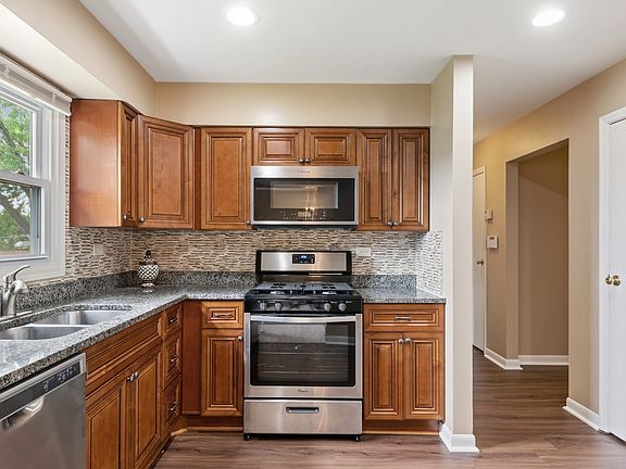 5th image of 1909 N High Grove Ln