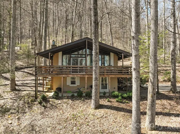 679 Locust Dr, Maggie Valley, NC 28751