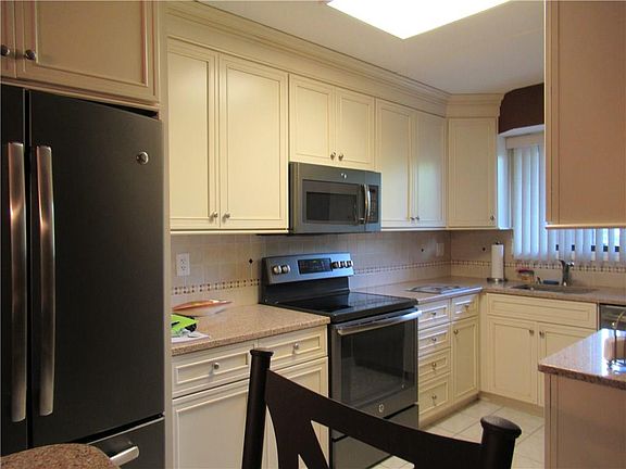 5th image of 650 E Greenwich Ave APT 6-205