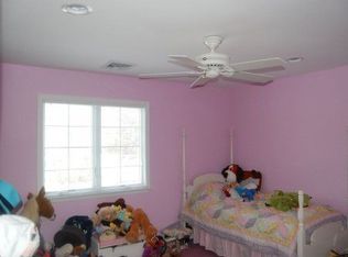 27 Hawthorne St, Farmingdale, NY 11735