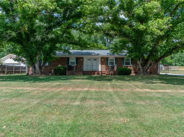 7105 Wincrest Dr, High Point, NC 27263