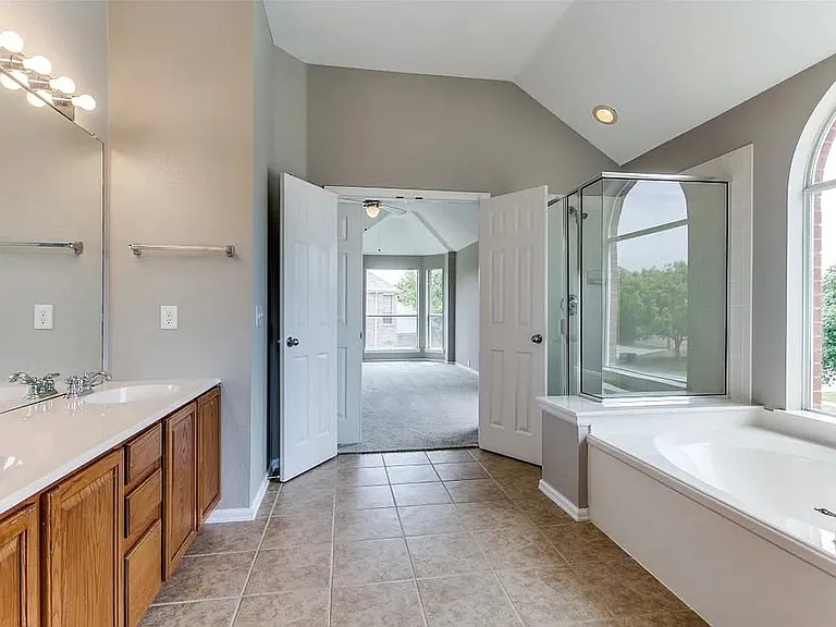 2700 Thorncreek Ln — Photo 38