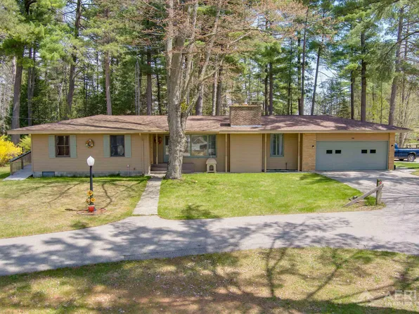 2302 Woodland Dr, West Branch, MI 48661