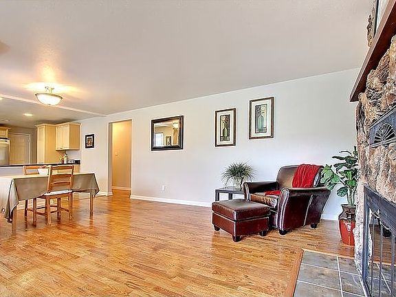 •	As you walk through the front door, you enter a roomy living area. Warm colo