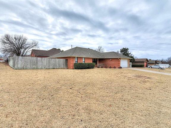 3rd image of 3031 NE Lancaster Ln