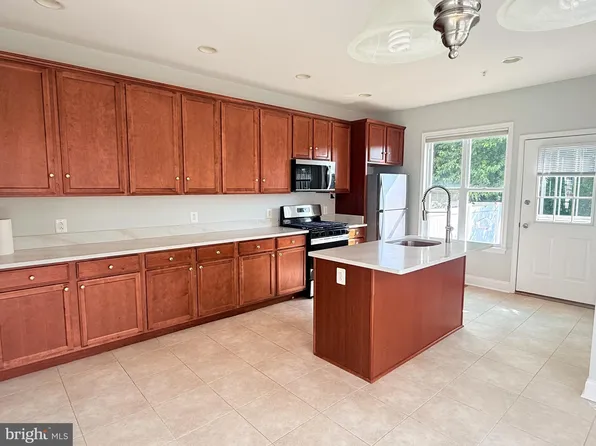 8 Mechanic St, Swedesboro, NJ 08085