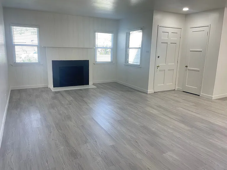 4594 Gardena Dr — Photo 4