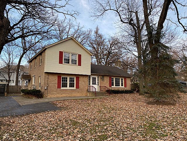 1st image of 305 W Hawthorne Ln