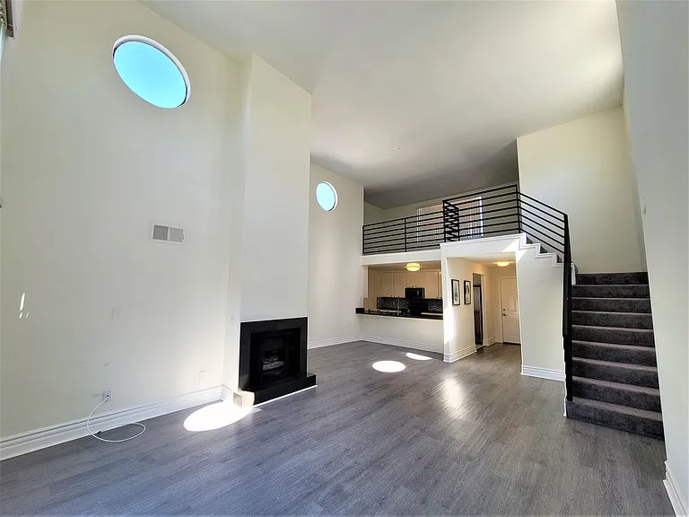 2050 S Bentley Ave — Photo 43