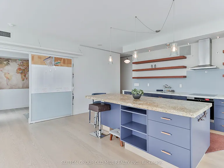 105 The Queensway #2110 — Photo 9