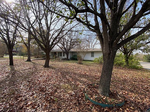 3rd image of 925 Hillcrest St