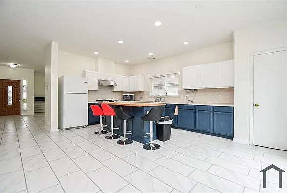 4 bed, 2844 sqft, $2,500 — Photo 1