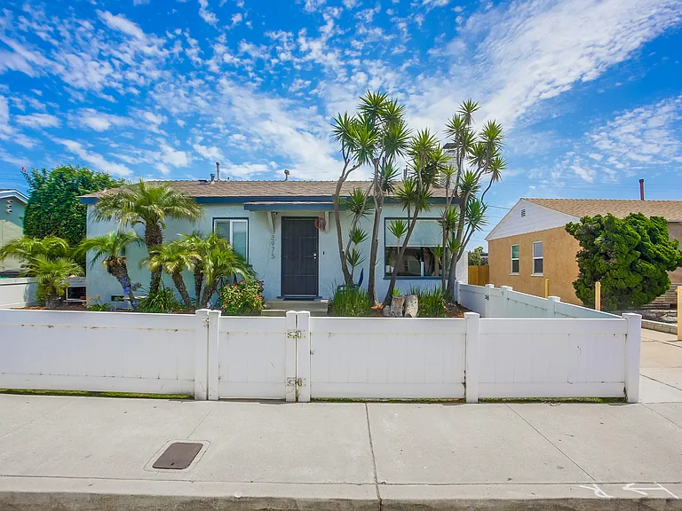 3977 Ingraham St #B — Photo 2